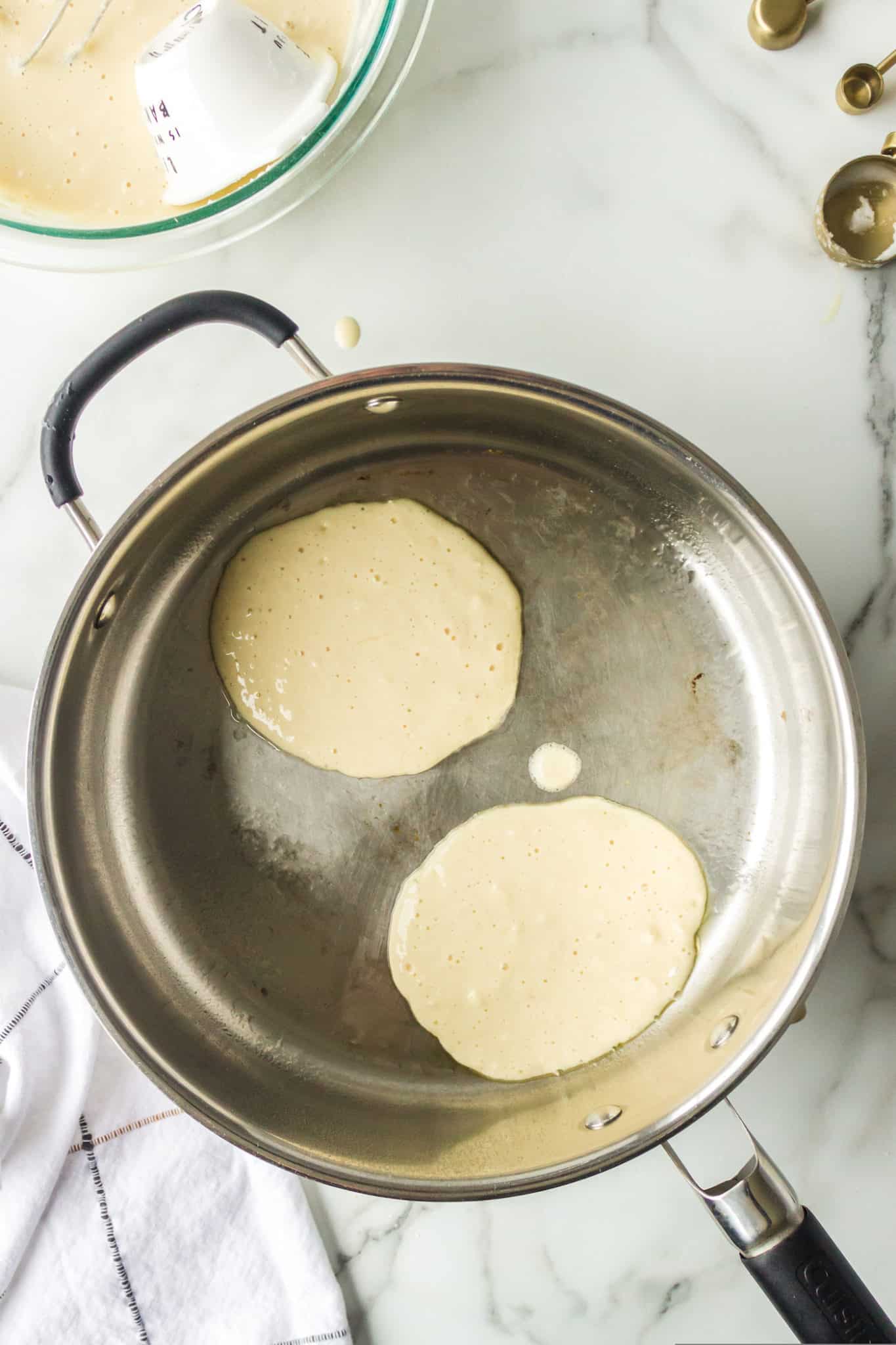 masa para panqueques en la sartén.