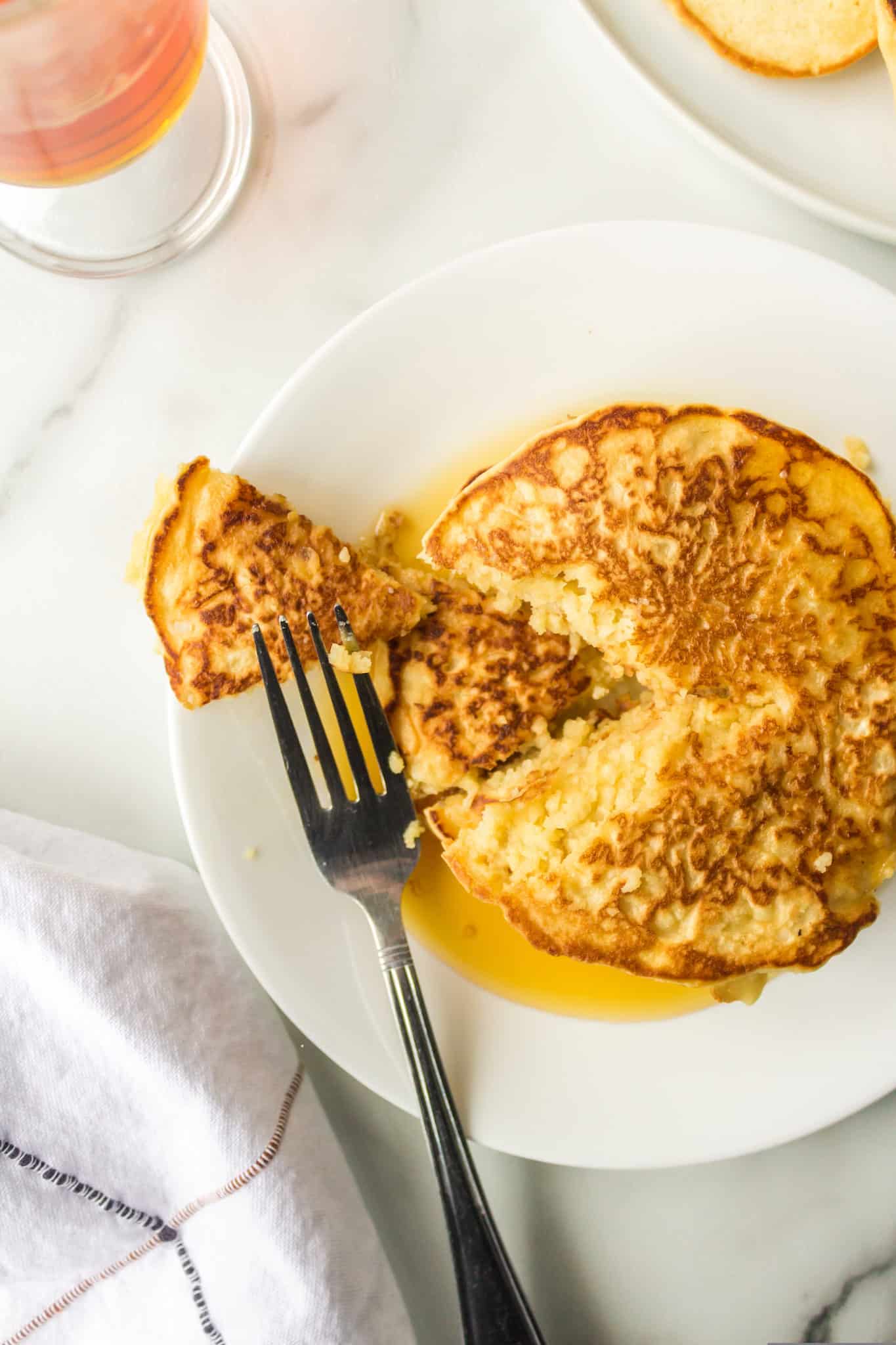 tortitas de harina de arroz en un plato con un tenedor.