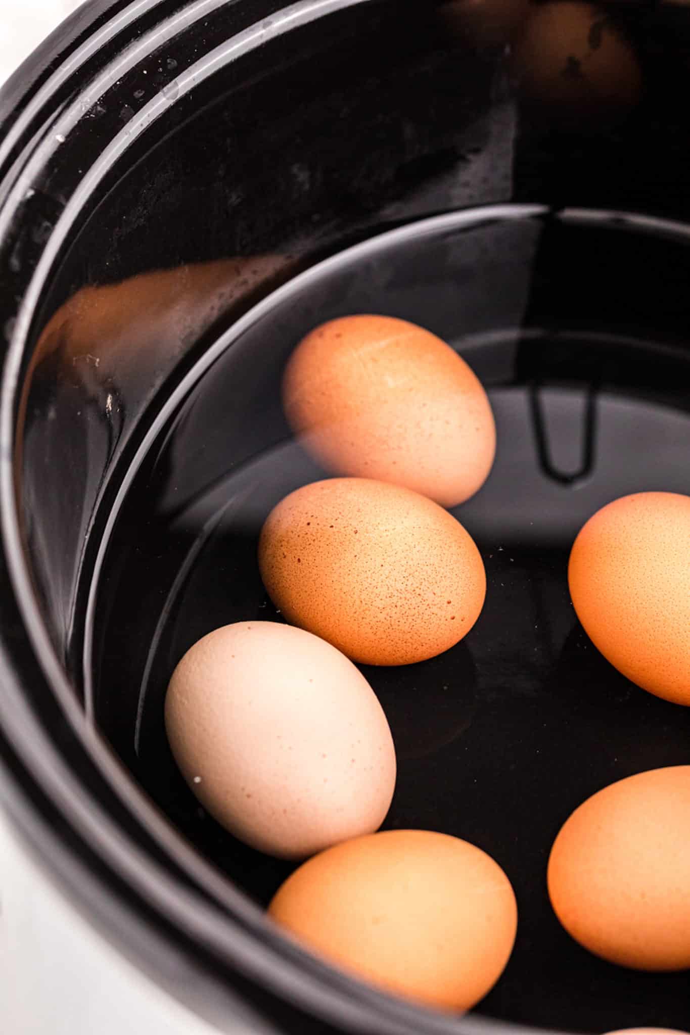 huevos dentro de una olla de cocción lenta