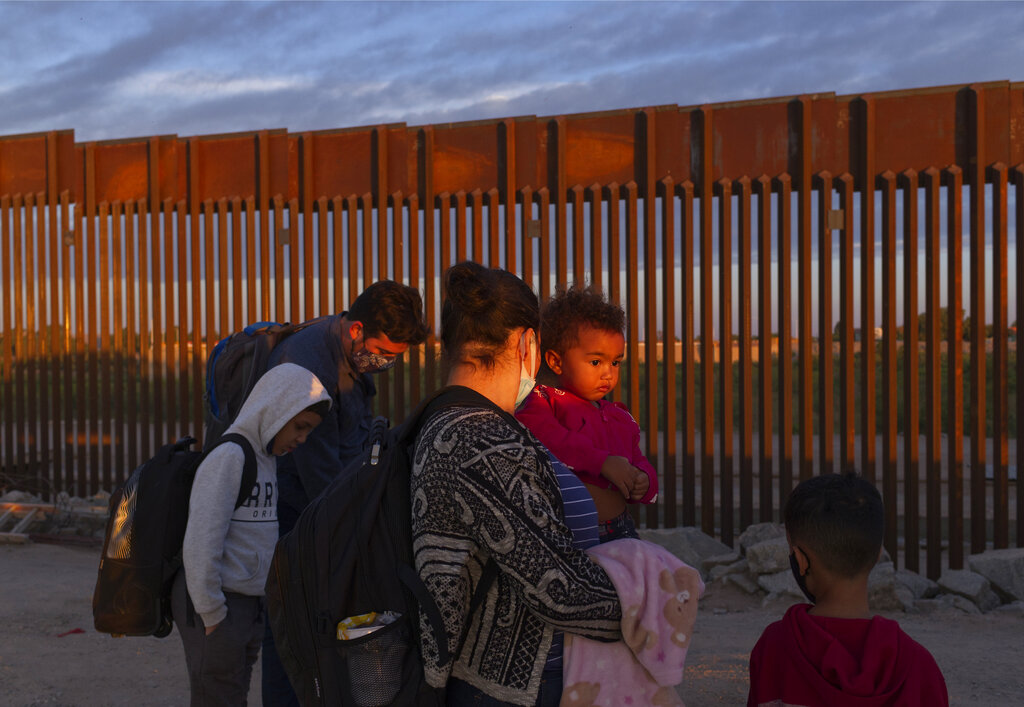 Denuncian revisión íntima de 'la migra' en puestos fronterizos con México