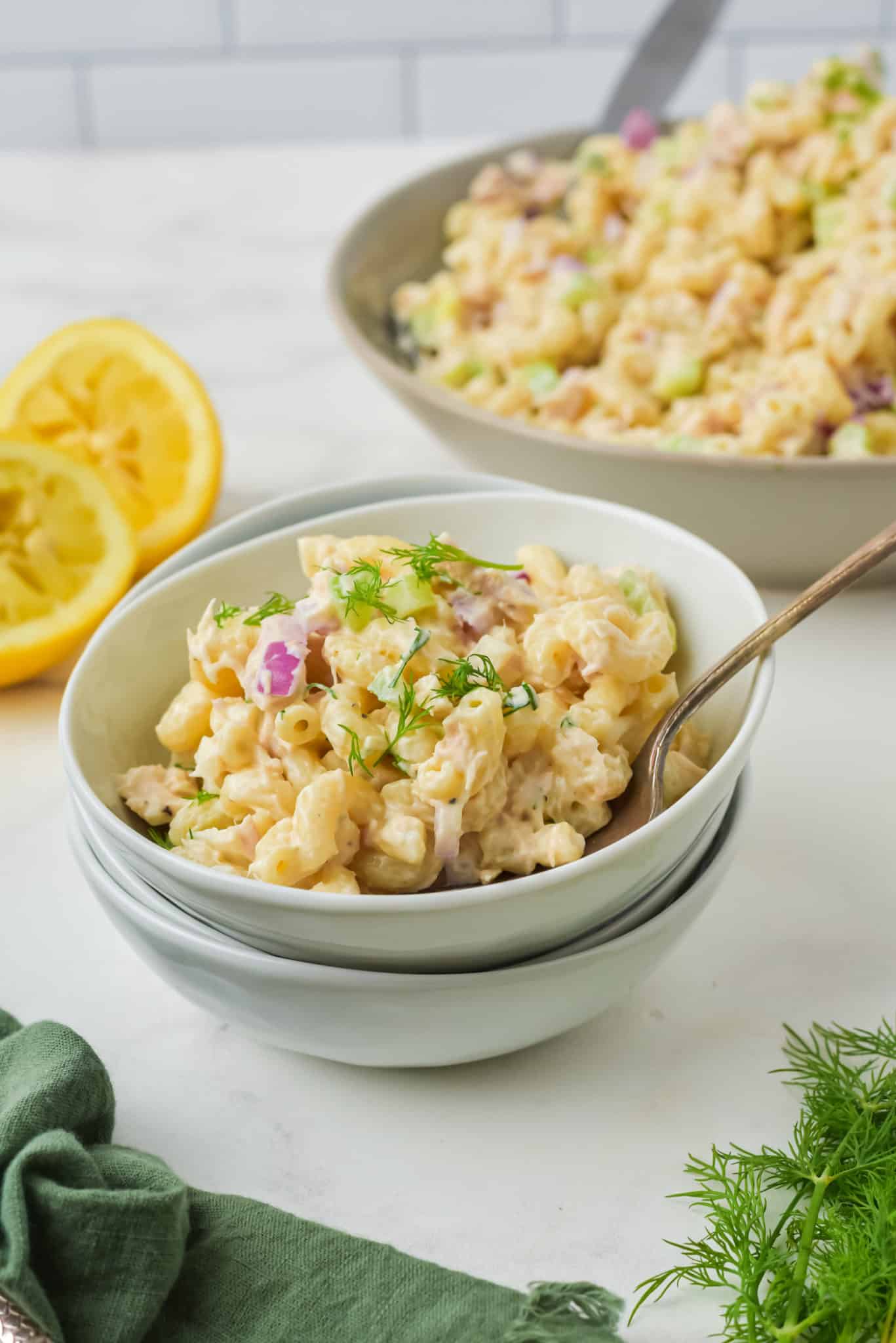 un plato de ensalada de pasta con atún.