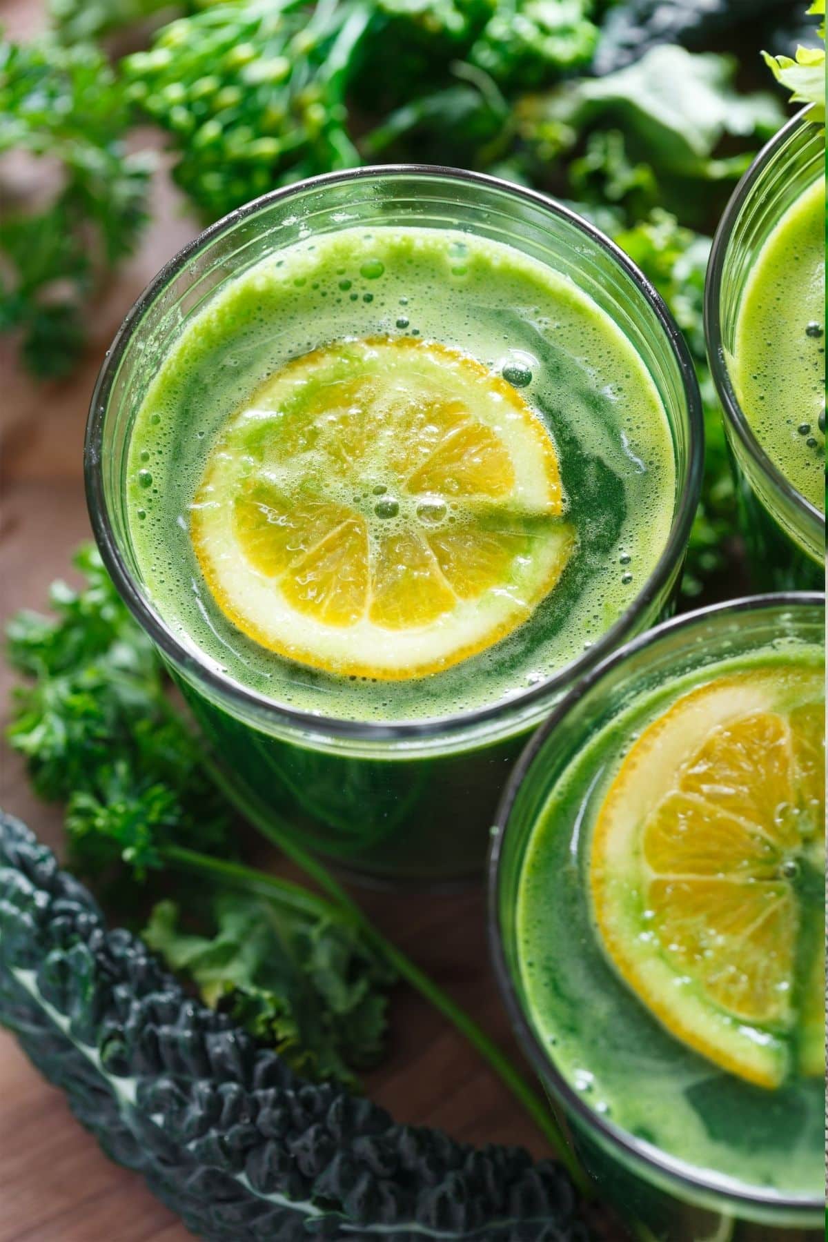 jugo verde servido con una rodaja de limón encima.