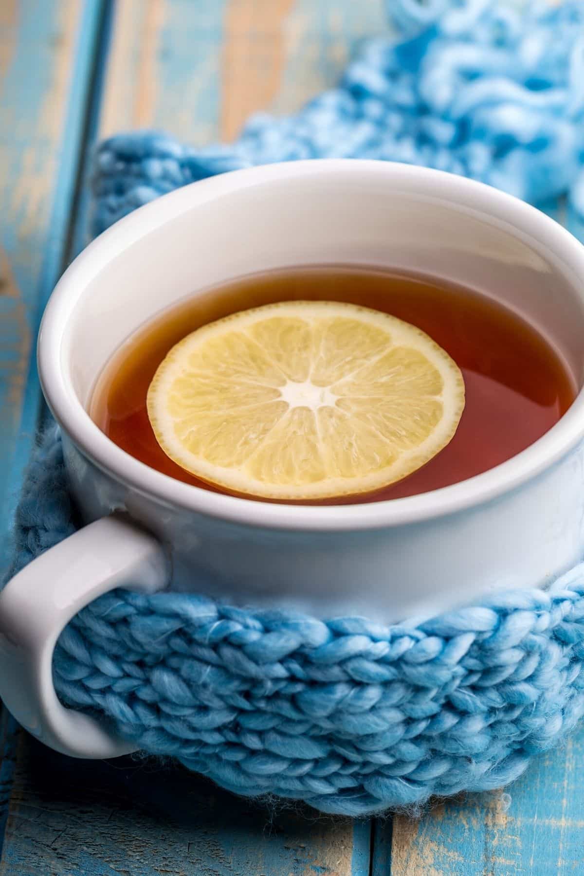 té de limón caliente en la mesa.