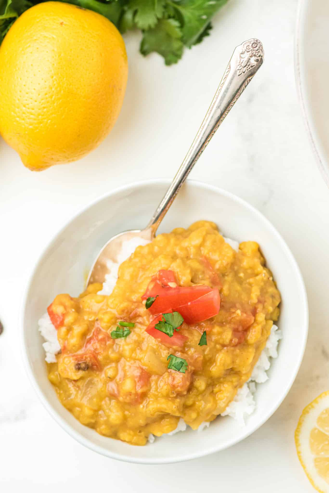 un plato de arroz con lentejas dal encima