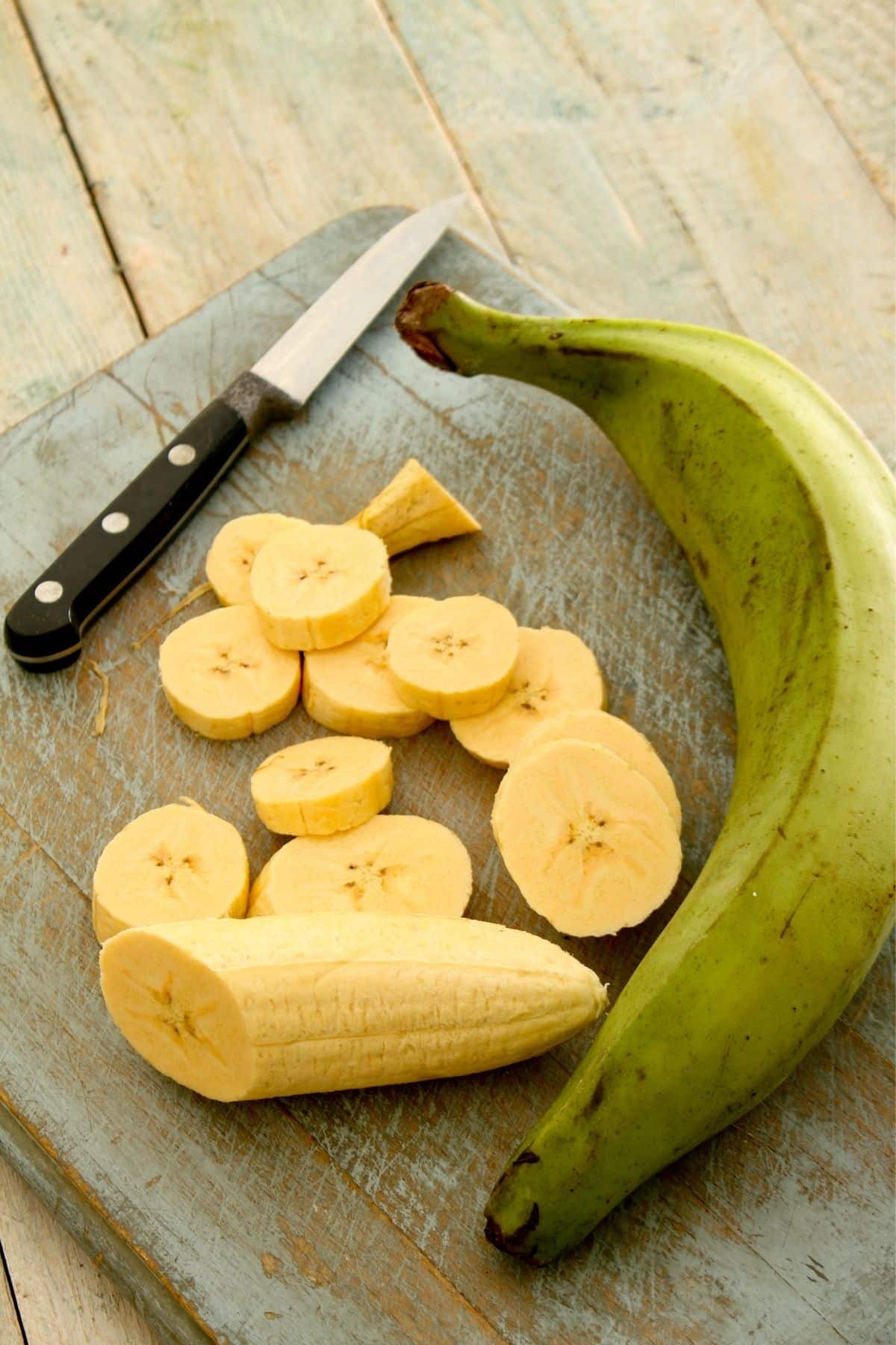 plátano en rodajas en una tabla de cortar.