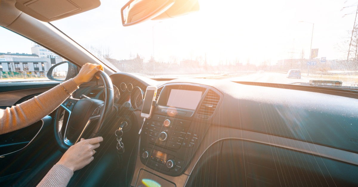 Persona desde el interior de su auto