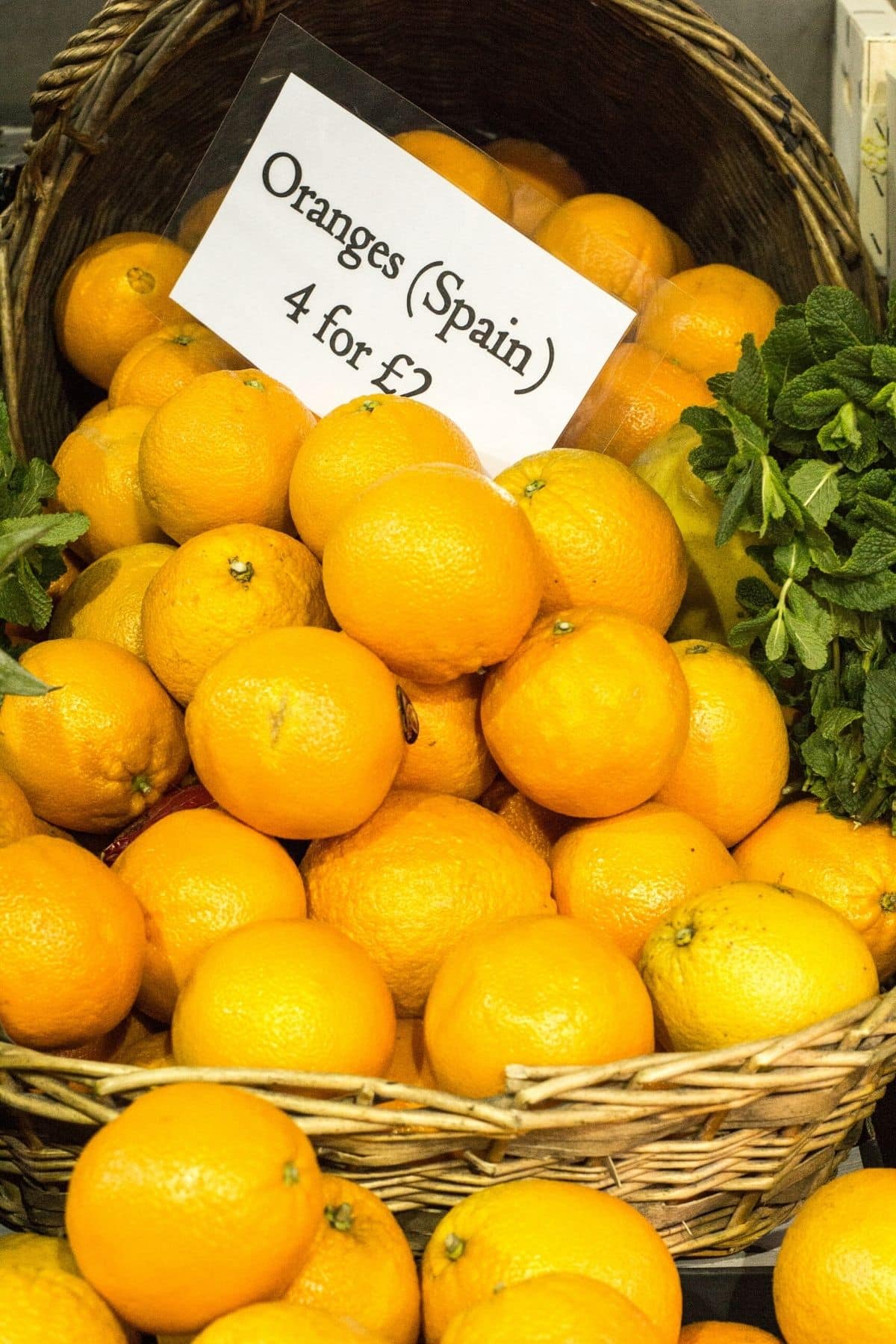 naranjas españolas en una cesta con etiqueta de precio.