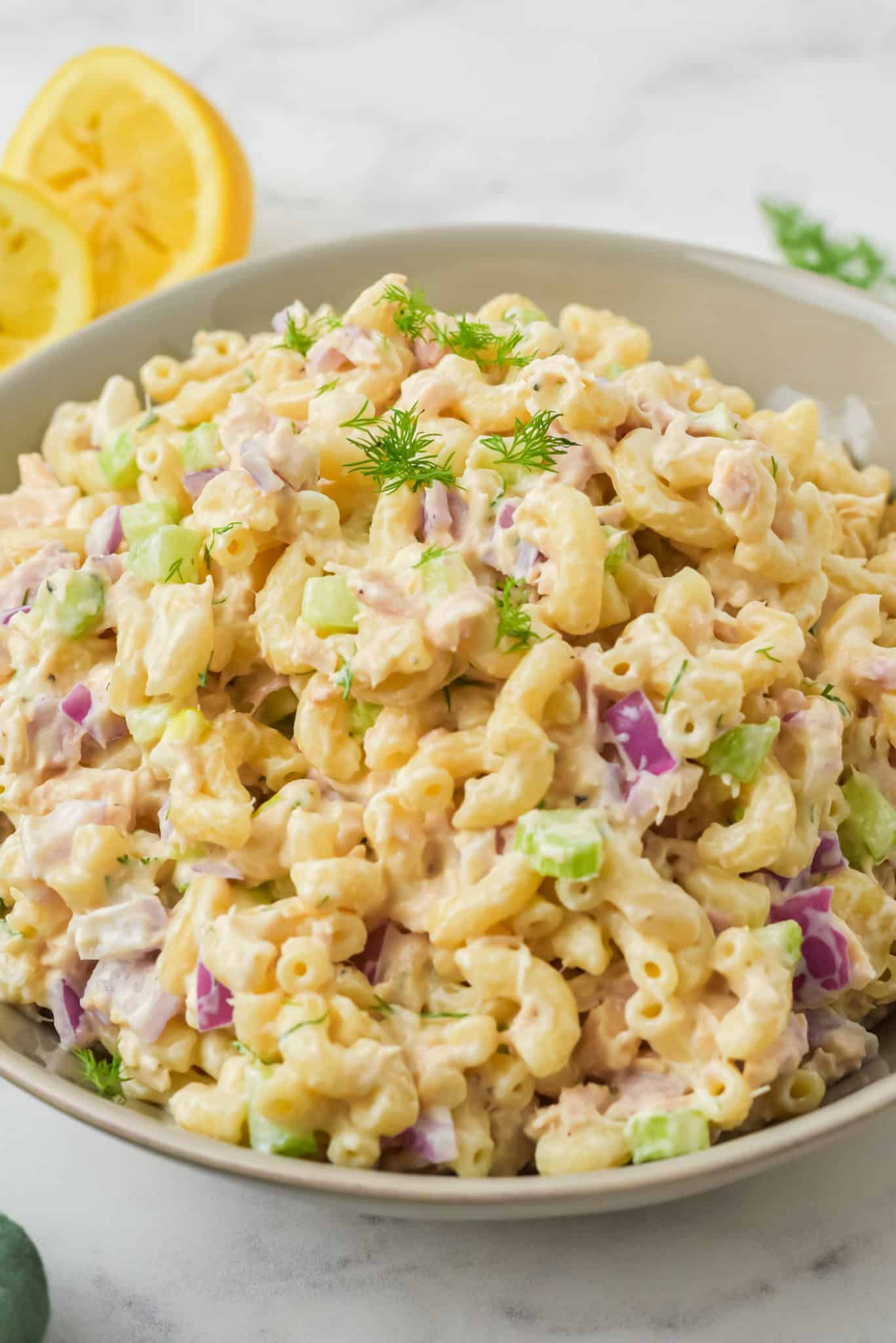 un plato de ensalada de pasta con atún