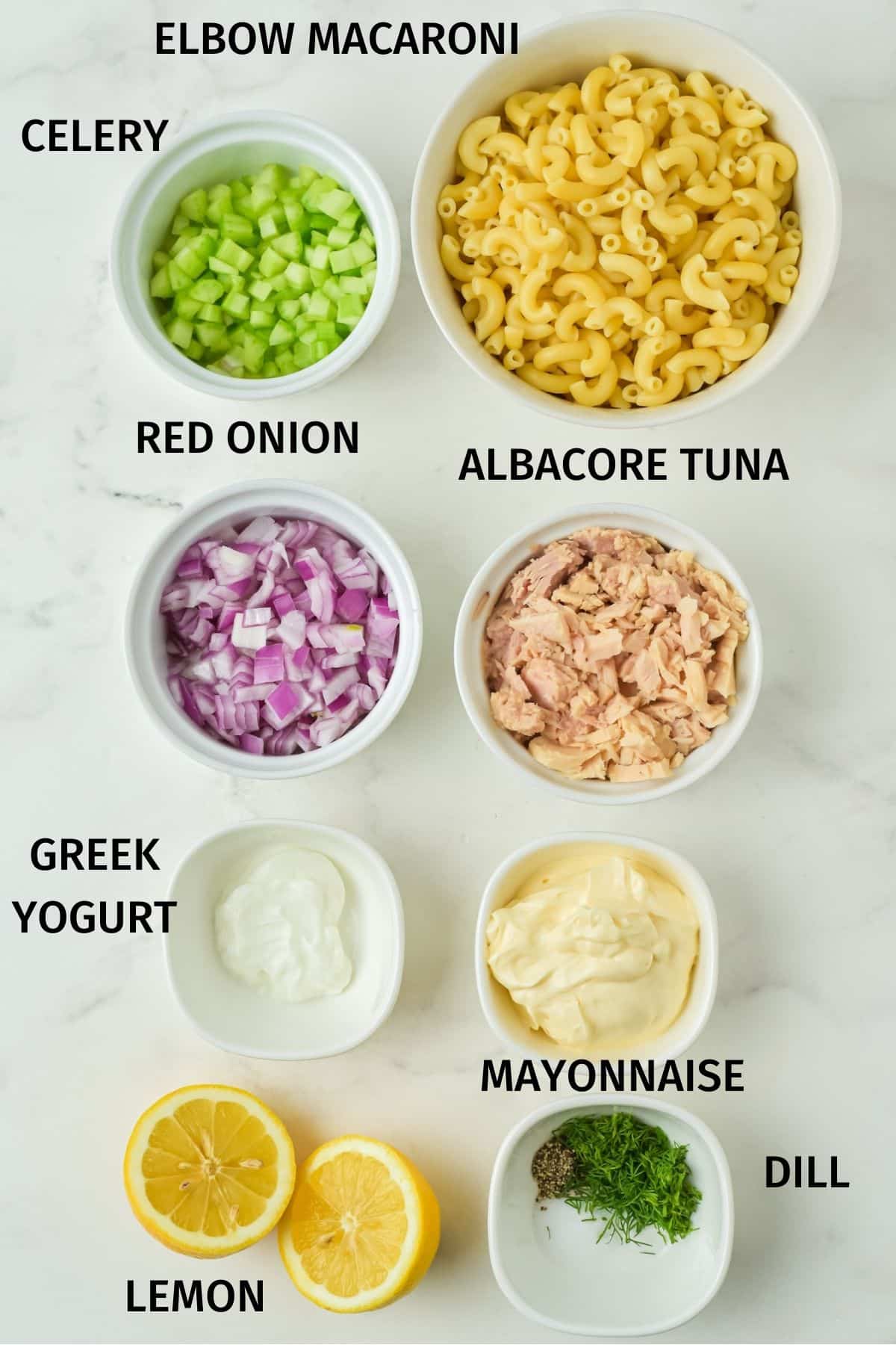 macarrones de codo, apio, cebolla morada, atún, yogur, mayonesa y eneldo.