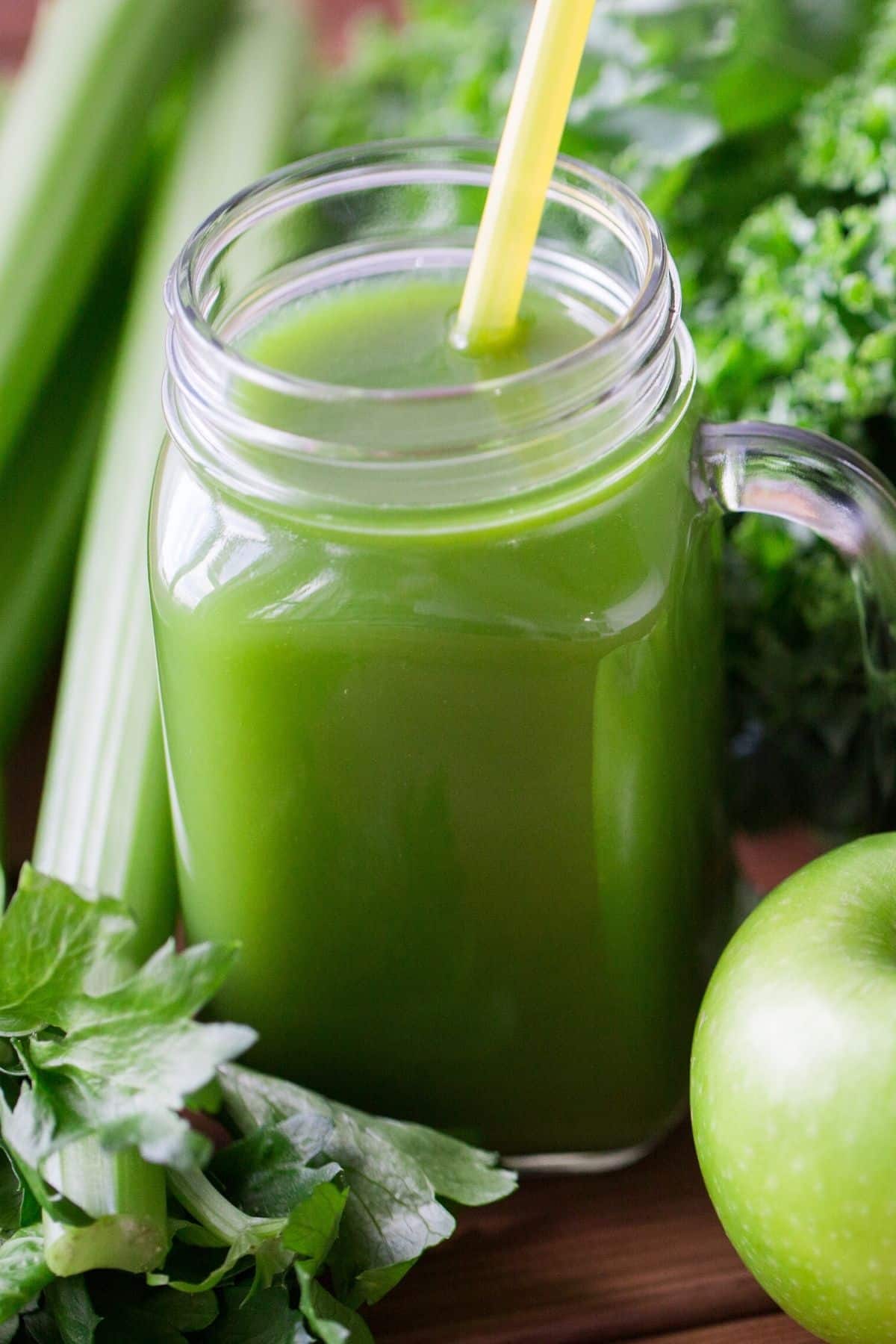 jugo verde en vaso con pajita.