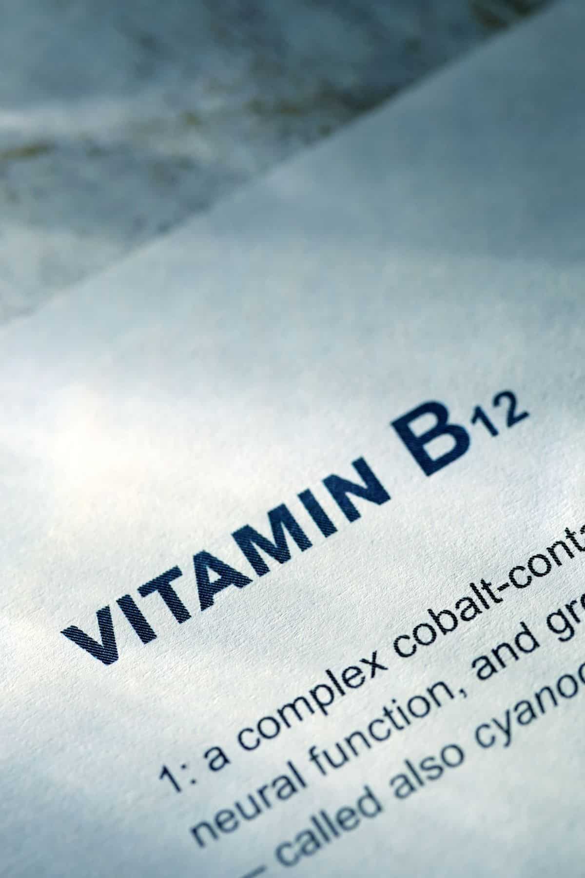 Un papel con vitamina B12 escrito en él.