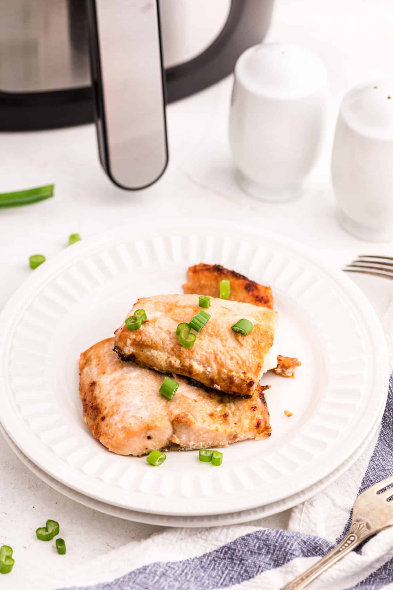 dos trozos de salmón frito al aire en un plato