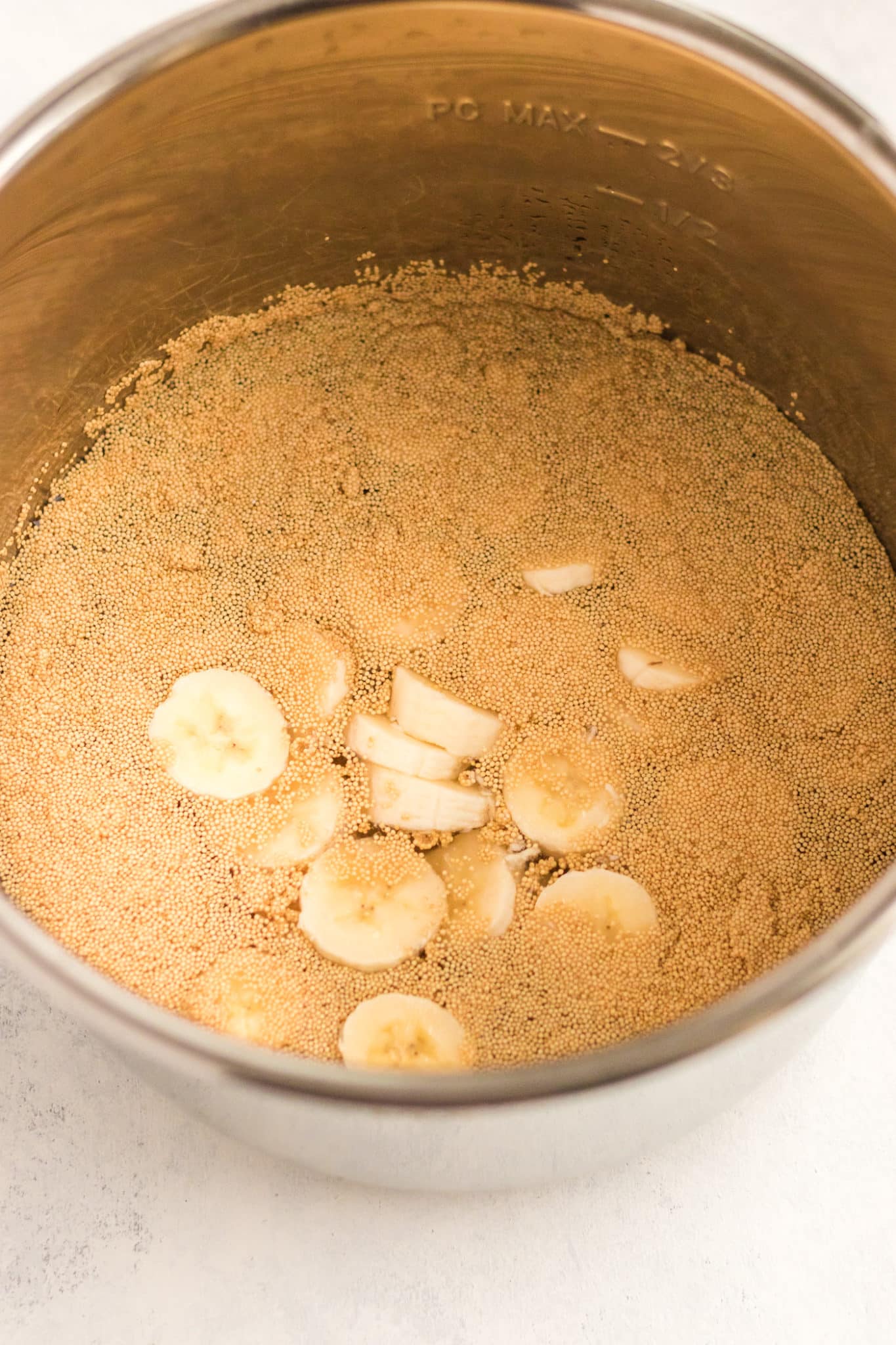 amaranto y plátano en rodajas dentro de la olla a presión.