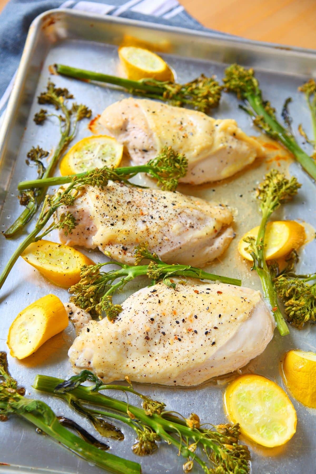 pollo al limón al horno con brócoli en una sartén.