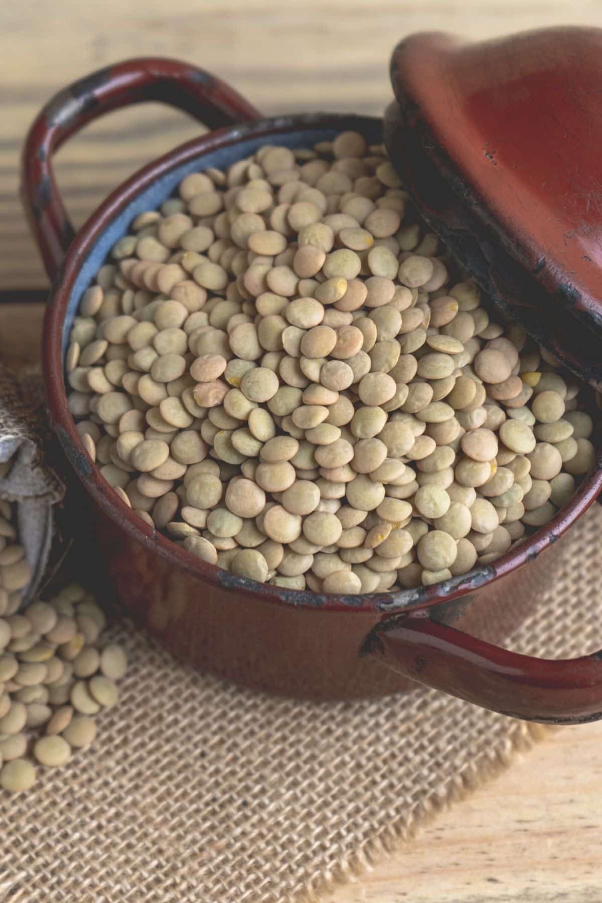 lentejas verdes crudas en una olla