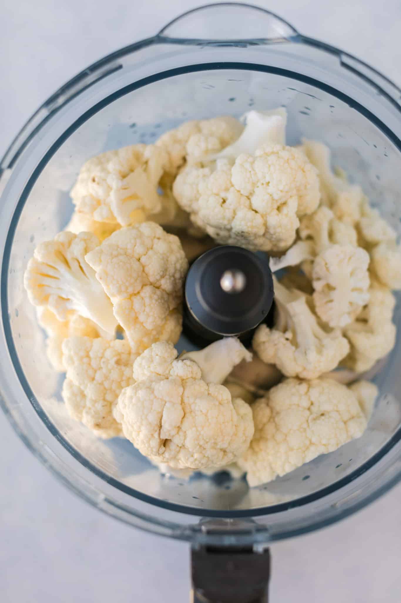 floretes de coliflor en un procesador de alimentos