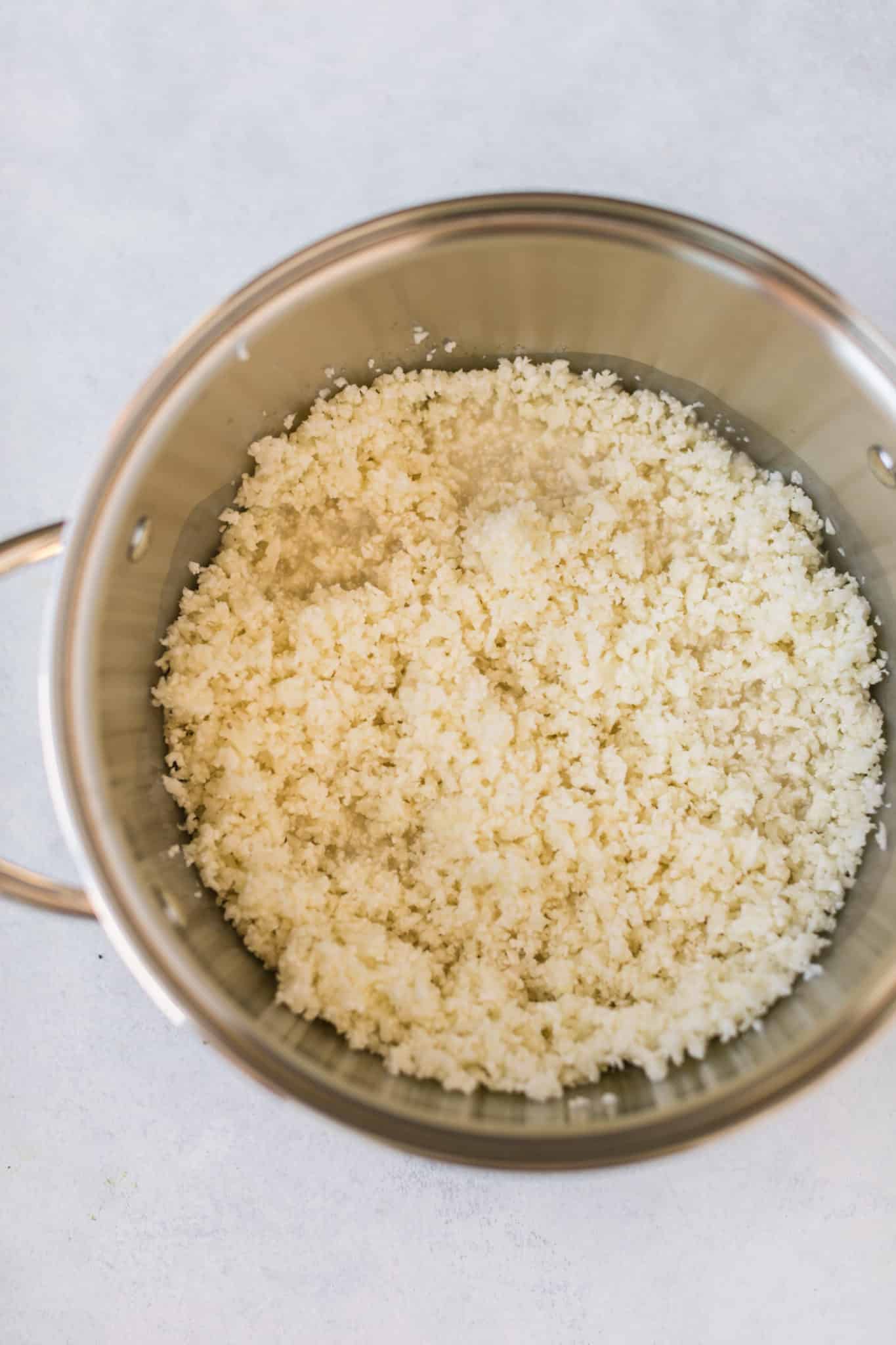 arroz de coliflor dentro de una olla.