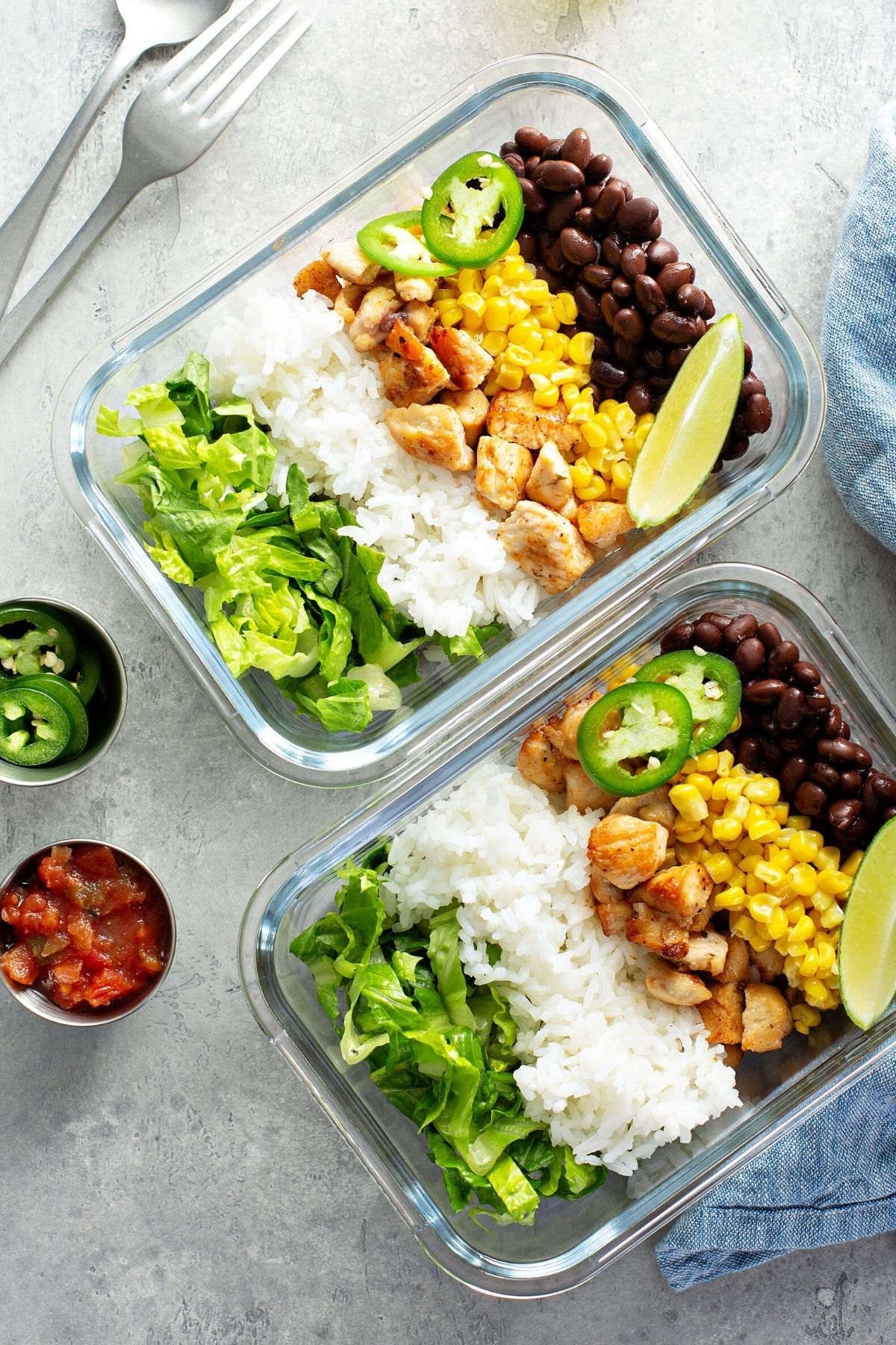 preparación de harina de pollo y arroz y frijoles negros en dos tazones de vidrio.