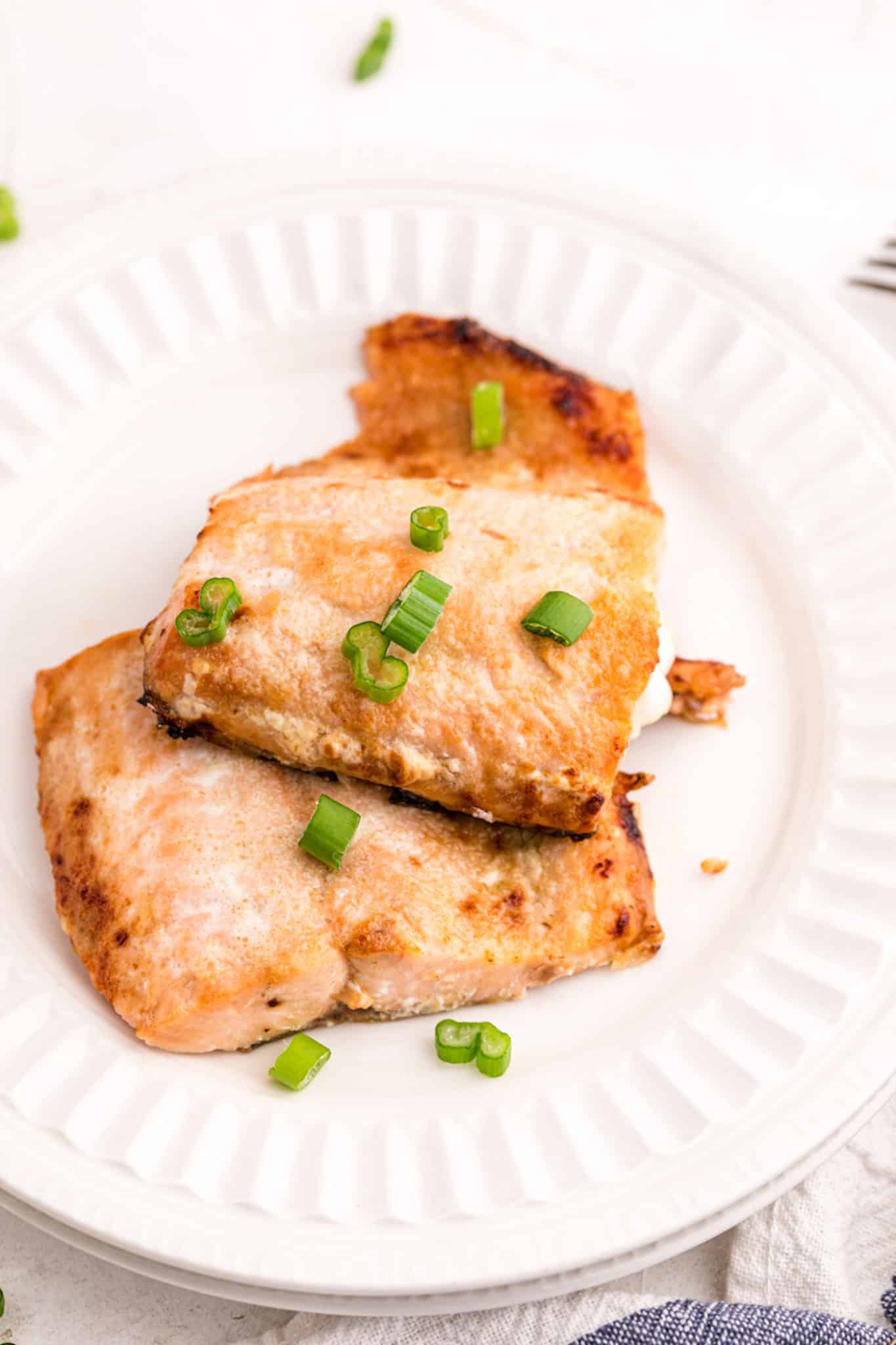 un plato de salmón crujiente listo para comer.