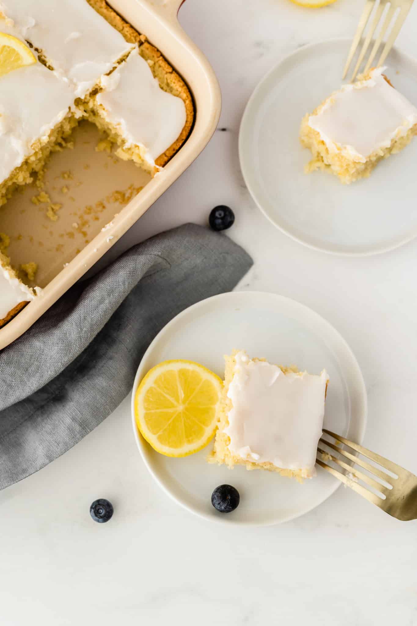 pastel de limón sin gluten servido en platos blancos.