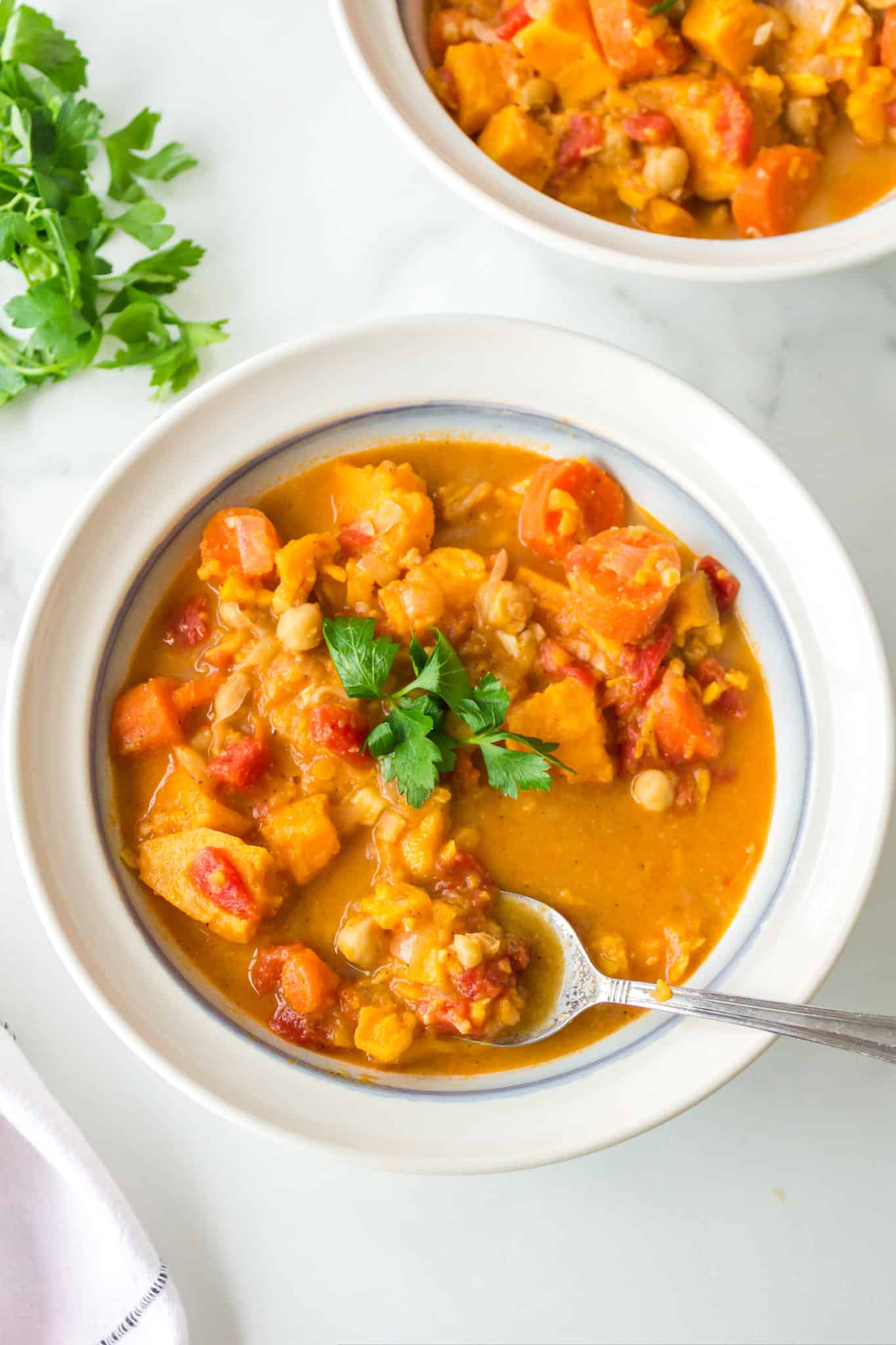 dos tazones de estofado vegano con coliflor.