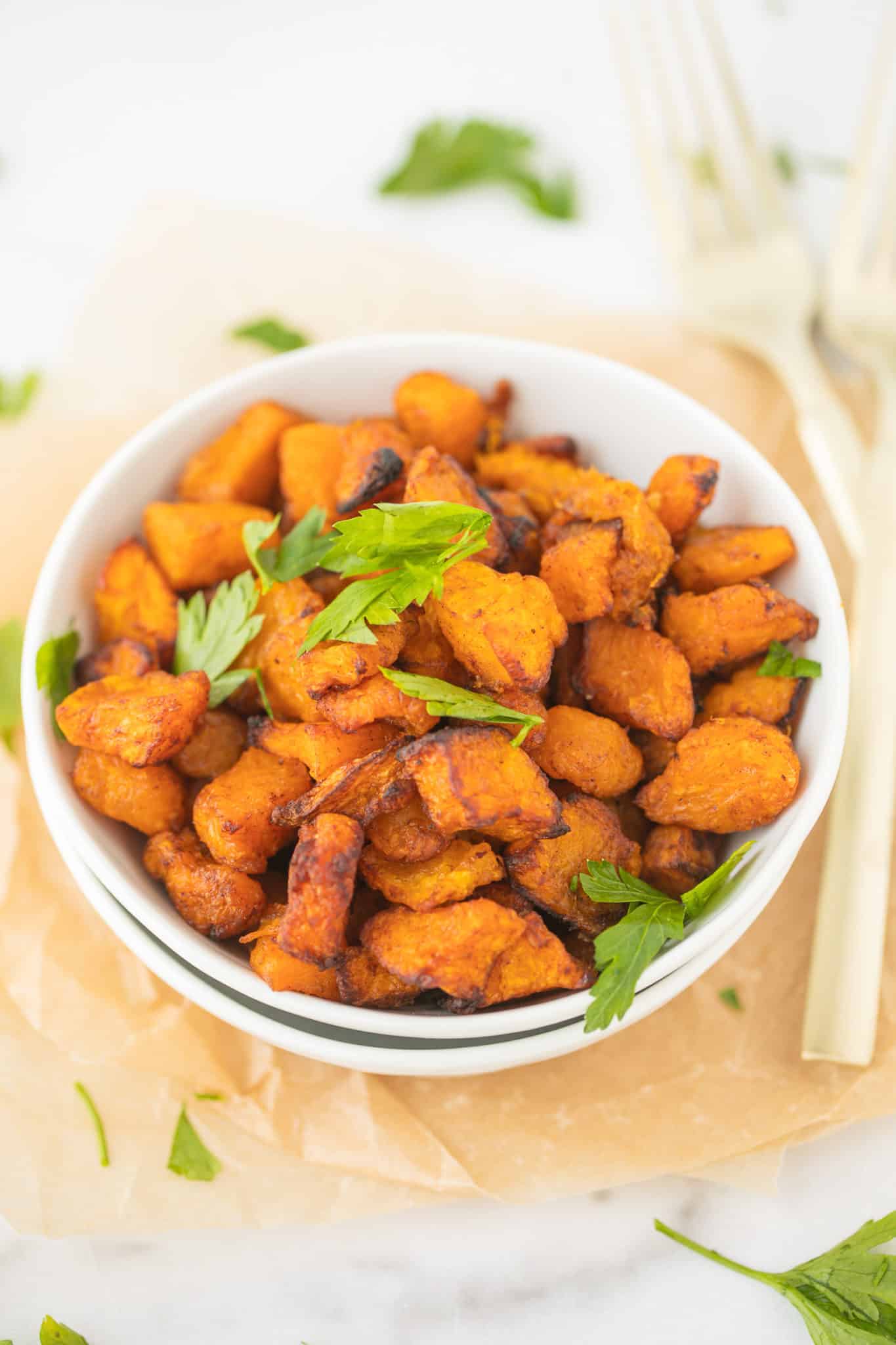 tazón de calabaza frita al aire con perejil fresco encima