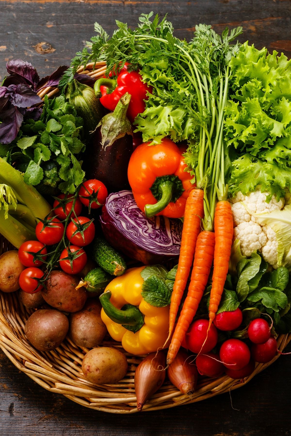 cesta de verduras frescas sobre una mesa.