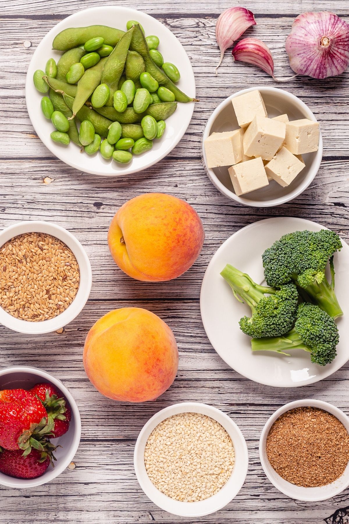 alimentos ricos en fitoestrógenos en una mesa.