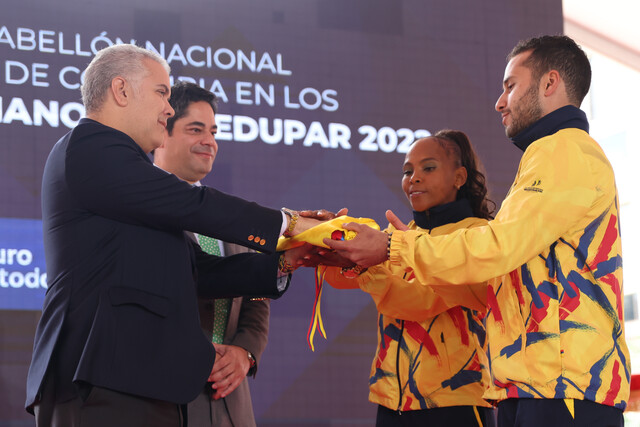 El presidente Iván Duque entregó la bandera a la delegación que competirá en los Juegos Bolivarianos. Foto Colprensa.