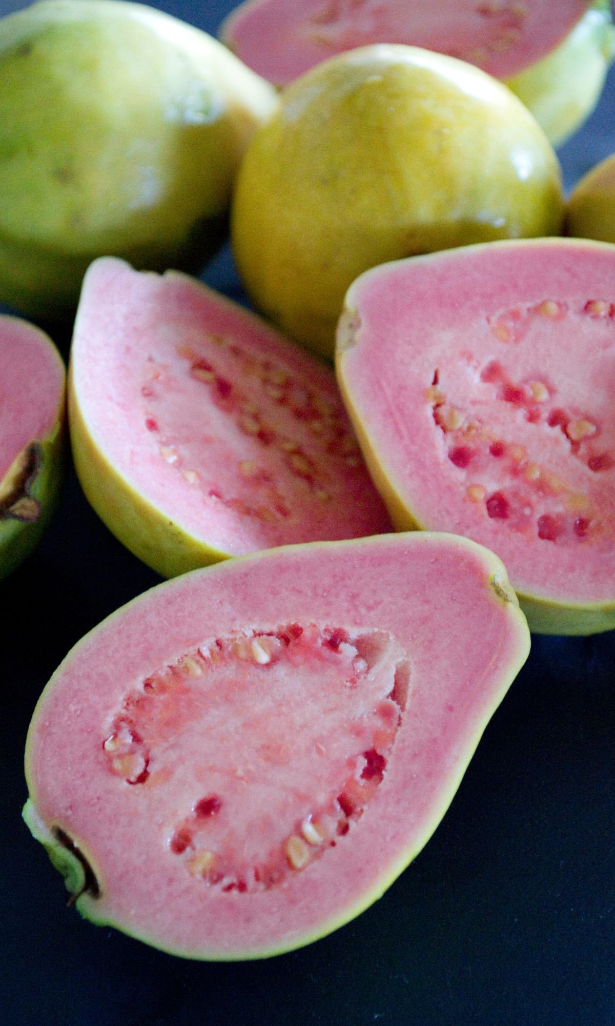 una imagen de fruta de guayaba, en rodajas.