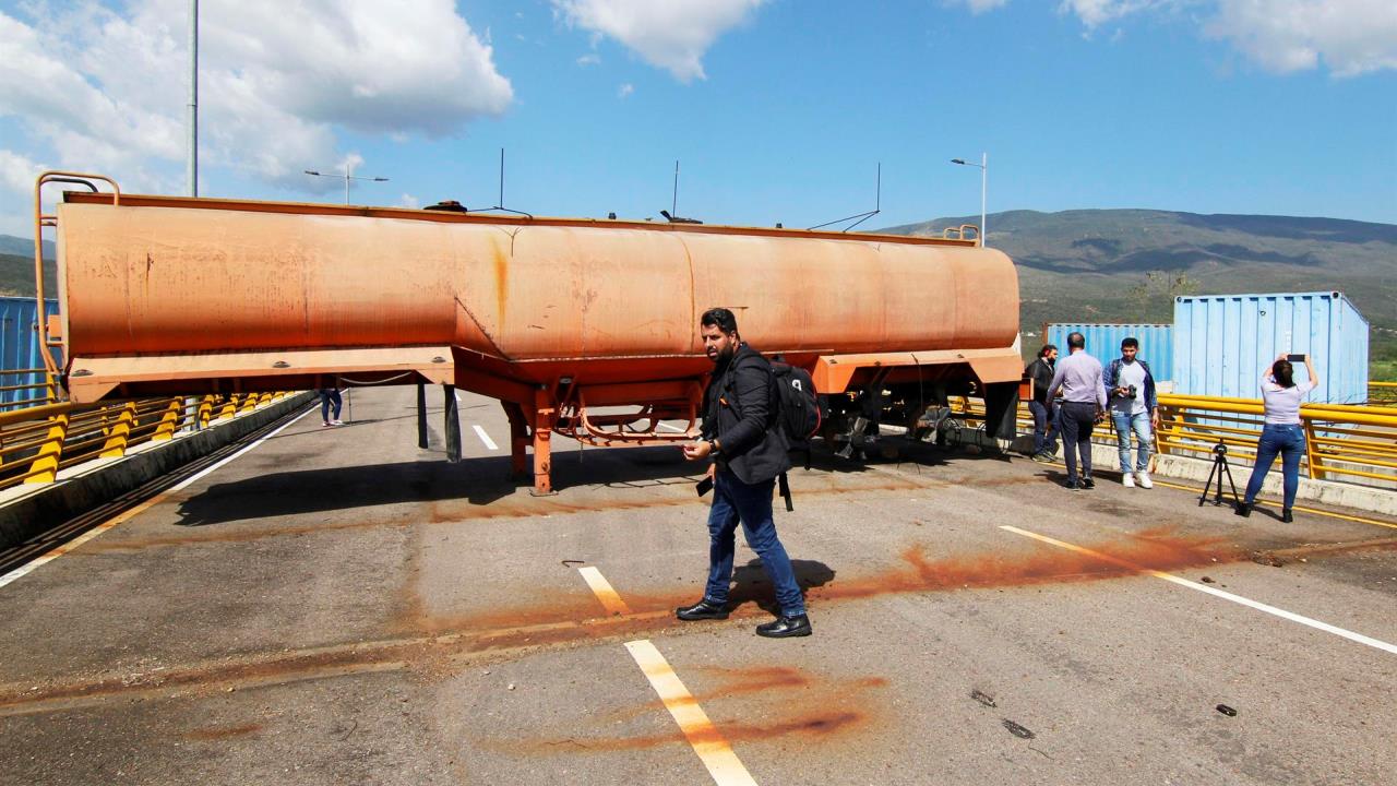 Fotografía del 18 de agosto de 2022 que muestra los contenedores que permanecen bloqueando el Puente Internacional de Tienditas que conecta el estado Táchira (Venezuela) con el departamento de Norte de Santander (Colombia). EFE/ Mario Caicedo
