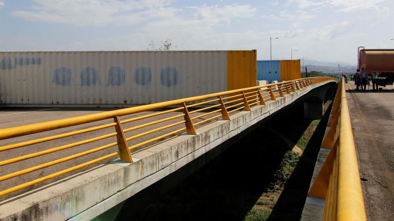 Fotografía del 18 de agosto de 2022 que muestra los contenedores que permanecen bloqueando el Puente Internacional de Tienditas que conecta el estado Táchira (Venezuela) con el departamento de Norte de Santander (Colombia). EFE/ Mario Caicedo