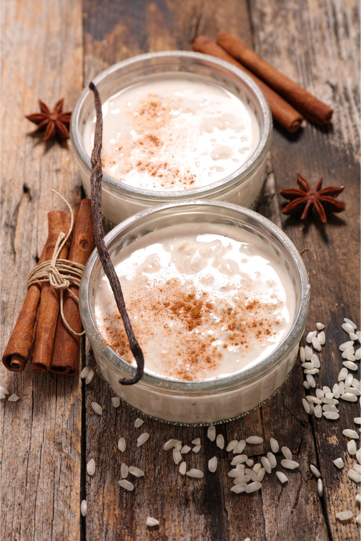 Cuencos de arroz con leche con granos de arroz y anís.